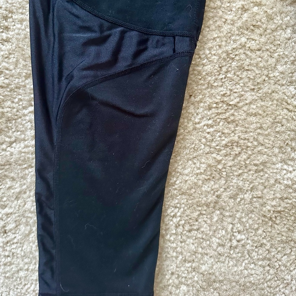Fabletics black capri leggings - Picture 3 of 6